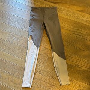 Lululemon size 4 legging in gray/white